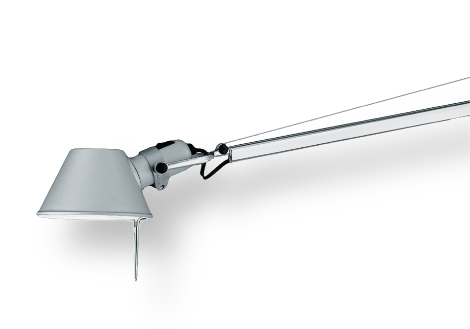 Eine moderne, verstellbare Schreibtischlampe mit einem abgewinkelten Arm und einem breiten, konischen Schirm vor einem schlichten weißen Hintergrund.